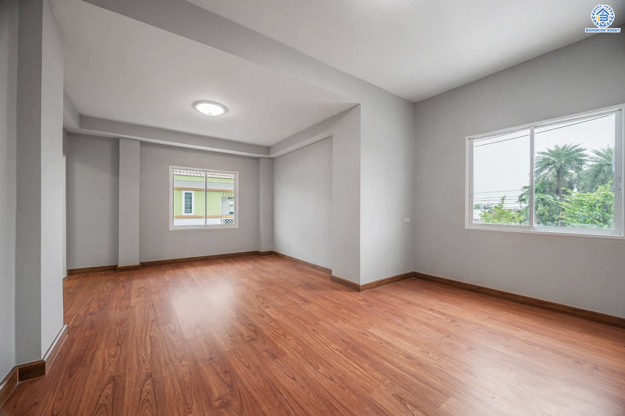 บ้านเดี่ยวมือสอง โครงการ เดอะวอเตอร์เฮ้าส์ กาญจนาฯ-บางบอน รองรับทุกความสุข เนื้อที่ 117.1 ตร.ว. ฟังก์ชัน 5 ห้องนอน 4 ห้องน้ำ 1 ห้องอเนกประสงค์ 1 ห้องแม่บ้าน จอดรถได้ 1 คัน บนทำเลใกล้รถไฟฟ้าสายสีน้ำเงิน "สถานีหลัก2" และจุดขึ้นทางด่วน "พระราม2" และ The Mall บางแค